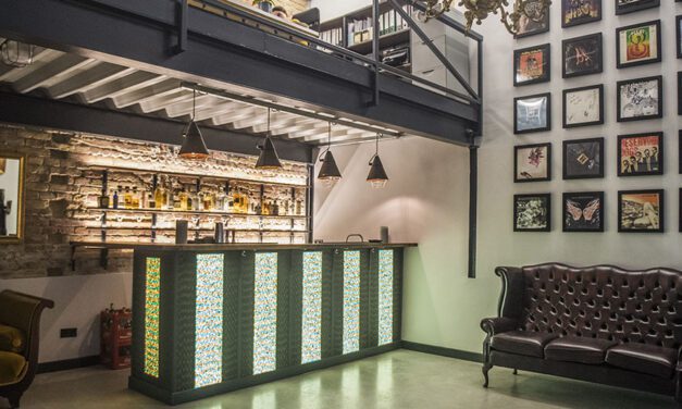 The Hungarian eyewear brand Vinylize has opened a Speakeasy Optical shop, complete with DJ booth, stage, state-of-the-art sound system and Mezcal bar.