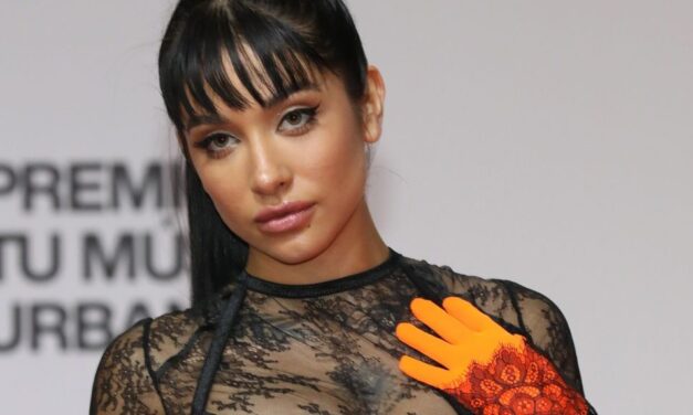 María Becerra, from transparencies on the red carpet to Versace glasses
