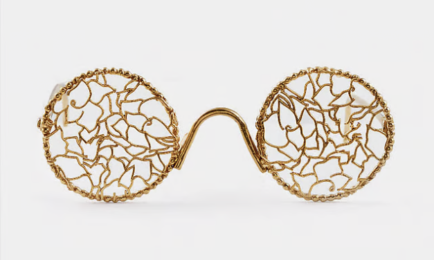 Nazariya eyewear: Empowering self-expression with bold, lens-free frames